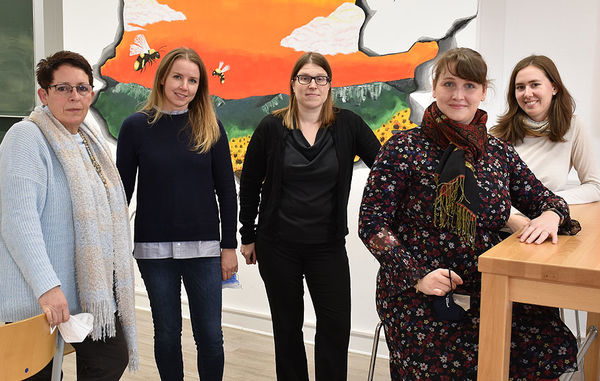 Foto von links nach rechts: Sonia Kuessner (Ursulinenschule), Anastasia Geringer (Projektorganisatorin Ursulinenschule), Prof. Dr. Claudia Schlaak (Leiterin des Instituts für Romanistik Universität Kassel), Céline Wieders-Lohéac (Projektverantwortliche Universität Kassel), Viola Weinert (studentische Hilfskraft der Universität Kassel)